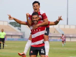 Madura United FC memimpin BRI Liga 1 2023/24 dengan performa mengesankan. Dengan 23 poin, tim ini menunjukkan dominasi di lapangan dengan 21 gol dalam 11 pertandingan.