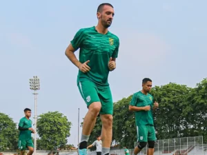 Persebaya Surabaya bersiap untuk laga Derbi Suramadu melawan Madura United di BRI Liga 1 2023/24. Dengan modal positif, apakah Bajul Ijo bisa melanjutkan tren kemenangannya?