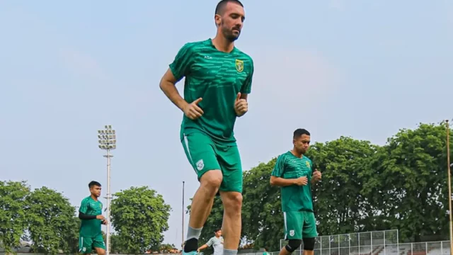 Persebaya Surabaya bersiap untuk laga Derbi Suramadu melawan Madura United di BRI Liga 1 2023/24. Dengan modal positif, apakah Bajul Ijo bisa melanjutkan tren kemenangannya?