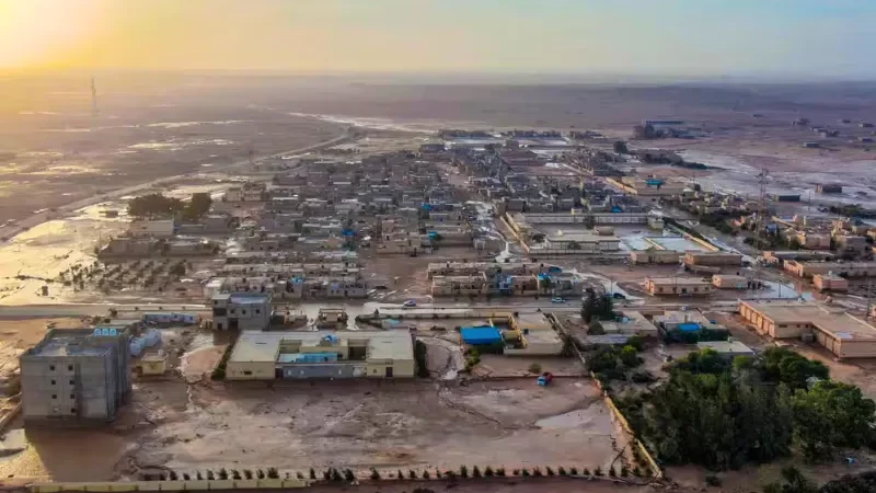 Banjir Libya: Banjir besar di Libya menyebabkan sekitar 10.000 orang hilang. Derna, kota timur Libya, mengalami kerusakan parah akibat banjir setelah bendungan pecah.