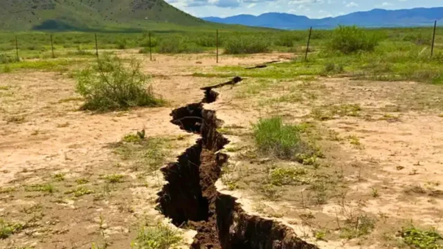 Retak besar muncul di AS Barat Daya akibat penggunaan air tanah yang berlebihan. Para ilmuwan memperingatkan dampak jangka panjang dan hubungannya dengan perubahan iklim.
