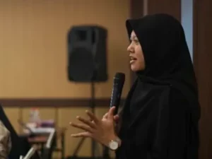 Kisah inspiratif Apia Dewi Agustin, anak petani dari Gunung Lawu yang meraih beasiswa penuh S1 hingga S3 di Universitas Gadjah Mada. Tekad dan semangatnya mematahkan stigma tentang pendidikan bagi anak desa.