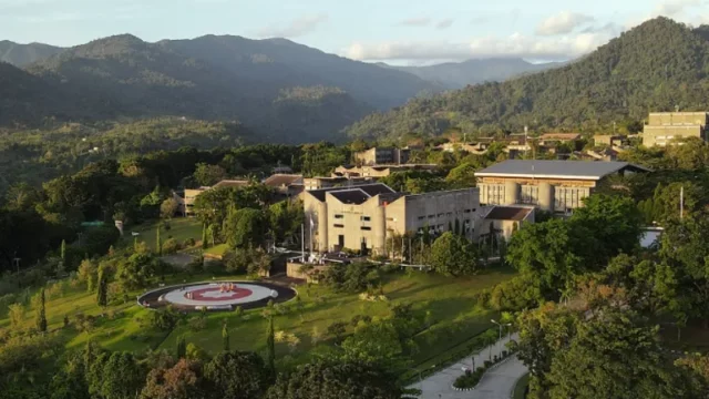 Universitas Andalas dianugerahi penghargaan prestisius dari Perpusnas RI sebagai penerbit perguruan tinggi terbaik. Pengakuan ini menegaskan dedikasi dan komitmen dosen dalam literasi.