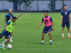 Persib Bandung menghadapi tantangan besar dengan absennya beberapa pemain kunci jelang pertandingan melawan Persikabo 1973 di BRI Liga 1 2023/24. Siapa saja yang absen?