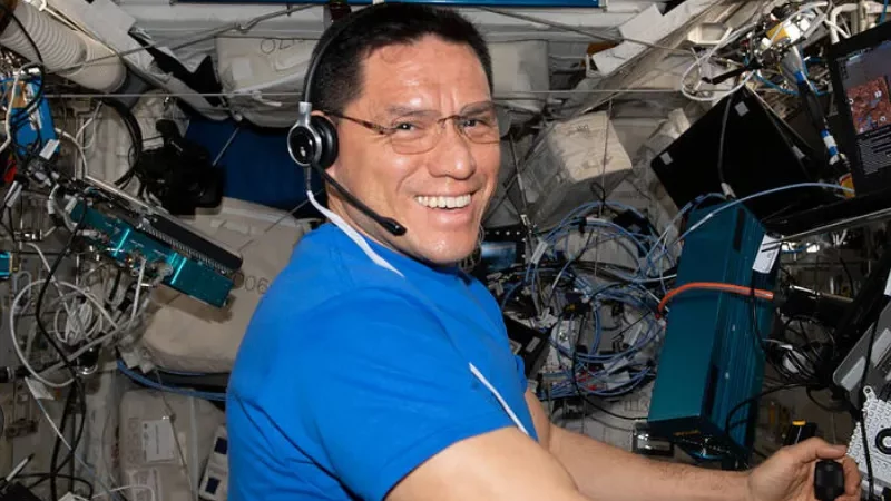 Astronaut Frank Rubio mencetak sejarah dengan menghabiskan lebih dari 355 hari di Stasiun Luar Angkasa Internasional, memecahkan rekor NASA sebelumnya.