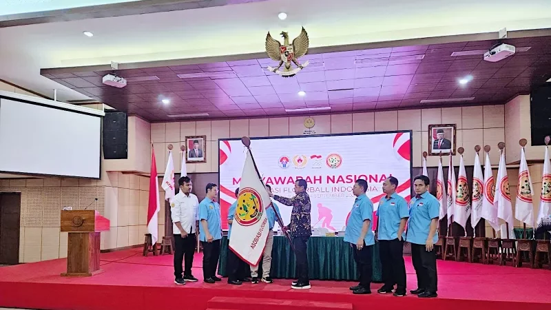 Rektor Universitas Negeri Padang (UNP), Ganefri, terpilih sebagai Ketua Umum Asosiasi Floorball Indonesia 2023-2027. Dengan visi mengembangkan Floorball Indonesia, ia berkomitmen mendukung Indonesia Emas 2045.