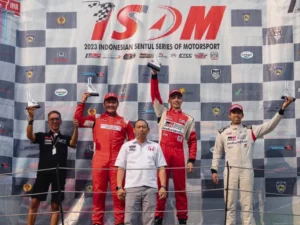 Muhammad Aqsha Aufarahim Amato Rudolph, mahasiswa Teknik Mesin UI, menggabungkan prestasi akademik dan karier balap dengan sukses. Temukan kisah inspiratifnya di sini.