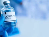 Penelitian terbaru mengungkap kelemahan utama COVID-19: ketergantungannya pada protein manusia untuk replikasi. Temuan ini membuka peluang pengembangan obat antiviral baru.