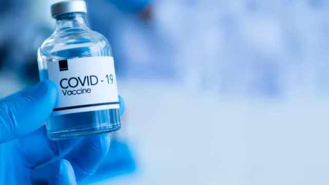 Penelitian terbaru mengungkap kelemahan utama COVID-19: ketergantungannya pada protein manusia untuk replikasi. Temuan ini membuka peluang pengembangan obat antiviral baru.