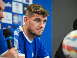 Nick Kuipers, bintang Persib Bandung, siap memimpin timnya untuk membalas kekalahan musim lalu dari Persikabo 1973. Saksikan pertandingan seru BRI Liga 1 pekan ke-12!