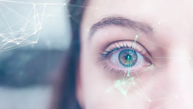 Teknologi AI RETFound dapat mendiagnosis dan memprediksi risiko berbagai kondisi kesehatan hanya dari gambar retina. Inovasi terbaru dalam dunia medis.