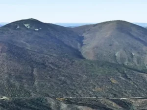 Ilmuwan Tiongkok menemukan krater dampak meteor pertama di puncak gunung Baijifeng, memberikan bukti unik tentang tabrakan benda langit di masa lalu.