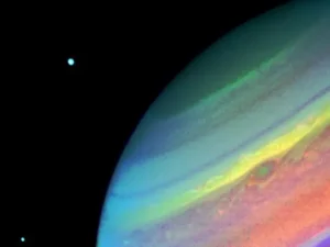 Pada tanggal 11 Agustus 1981, sebuah pesawat luar angkasa bernama Voyager 2 mengambil gambar menakjubkan dari Saturnus ketika berada sejauh 15 juta km dari Bumi. Gambar ini, meskipun diambil 42 tahun yang lalu, tetap menjadi salah satu bukti kemajuan teknologi dan penelitian antariksa yang luar biasa.