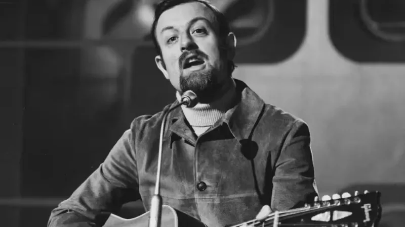 Roger Whittaker, penyanyi folk terkenal dengan hits "Durham Town", meninggal pada usia 87 tahun. Dikenal dengan penjualan rekor hampir 50 juta kopi, kisahnya menginspirasi generasi.