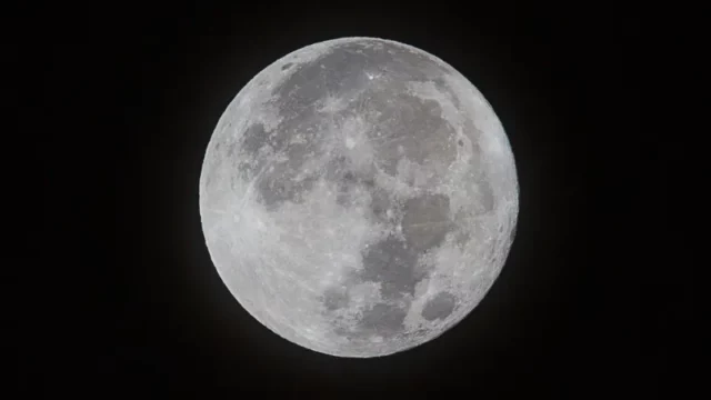 Penelitian terbaru menunjukkan bahwa gelombang elektron dari Bumi dan Matahari berkontribusi pada pembentukan es di permukaan Bulan.