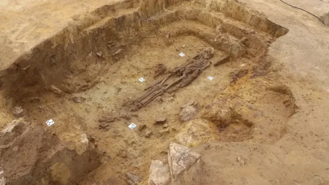 Penemuan Misterius: Prajurit Frankish dari Abad Pertengahan Ditemukan Bersama Senjatanya di Ingelheim, Jerman