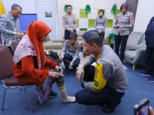 Yubita Hida Aprilia, mahasiswi UGM, menerima kaki palsu baru dari Kombespol Alfian. Kisah inspiratif tentang semangat, harapan, dan pendidikan inklusif.