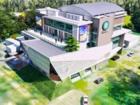 UNAIR memperkenalkan Plaza Airlangga, kombinasi fasilitas ekonomi, sosial, dan kesehatan. Lokasi strategis di samping Airlangga Convention Center, Kampus MERR-C.