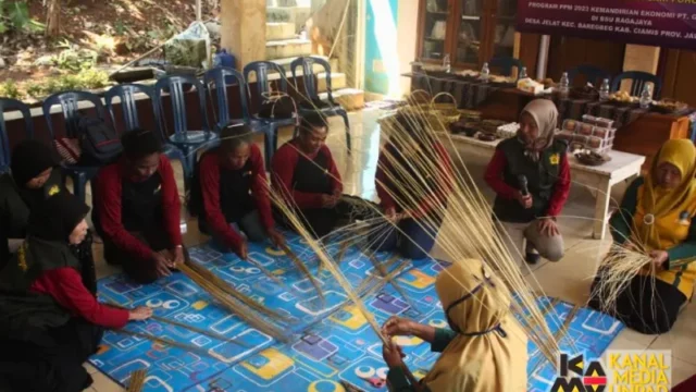 Pusdi CSR Unpad dan PT Gag Nikel berkolaborasi dalam pelatihan kewirausahaan untuk perajin minyak kelapa dari Papua Barat Daya. Pelatihan ini bertujuan meningkatkan wawasan dan keterampilan mereka dalam bisnis.