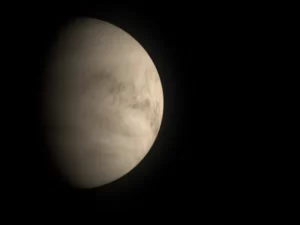 Kilatan Misterius di Venus: Hujan Meteor, Bukan Petir?