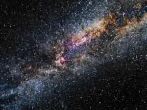 Bongkahan Materi Gelap Mungkin Penyebab Bentuk Bima Sakti yang Membelok