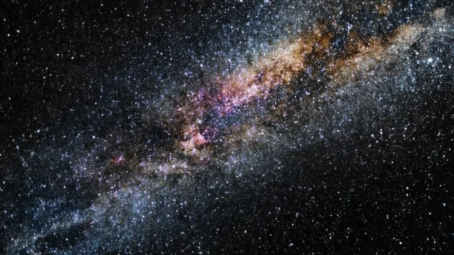 Bongkahan Materi Gelap Mungkin Penyebab Bentuk Bima Sakti yang Membelok