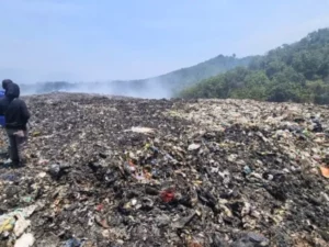 Institut Teknologi Bandung (ITB) berinisiatif menangani darurat sampah di Bandung Raya dengan membentuk 6 tim multidisiplin. Penanganan ini diharapkan dapat mengatasi permasalahan sampah dan menciptakan lingkungan yang lebih sehat.