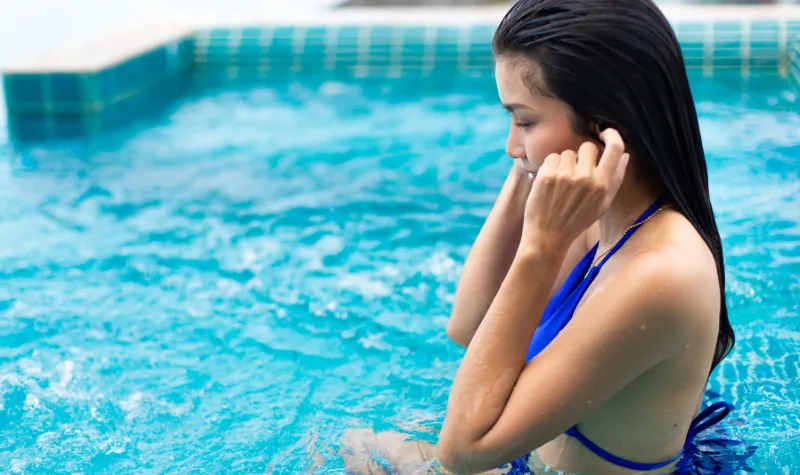 Cara Efektif Mengeluarkan Air yang Tersangkut di Telinga Anda