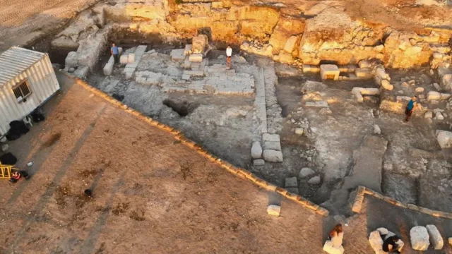 Arena Tempur Berdinding Merah Darah Romawi Terungkap Dekat Armageddon di Israel