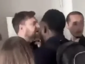 Usai MU Dibantai Arsenal di Emirates Stadium, Roy Keane Ditanduk Penggemar yang Kecewa