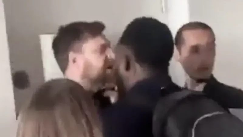 Usai MU Dibantai Arsenal di Emirates Stadium, Roy Keane Ditanduk Penggemar yang Kecewa