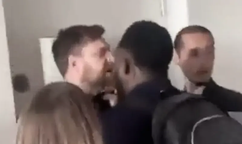 Usai MU Dibantai Arsenal di Emirates Stadium, Roy Keane Ditanduk Penggemar yang Kecewa