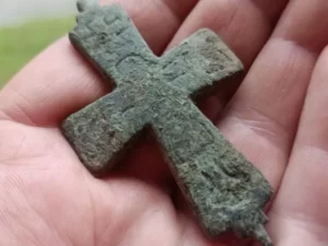 Cekricek.id - Relik Sakral Berbentuk Salib dari Abad Pertengahan Ditemukan di Polandia