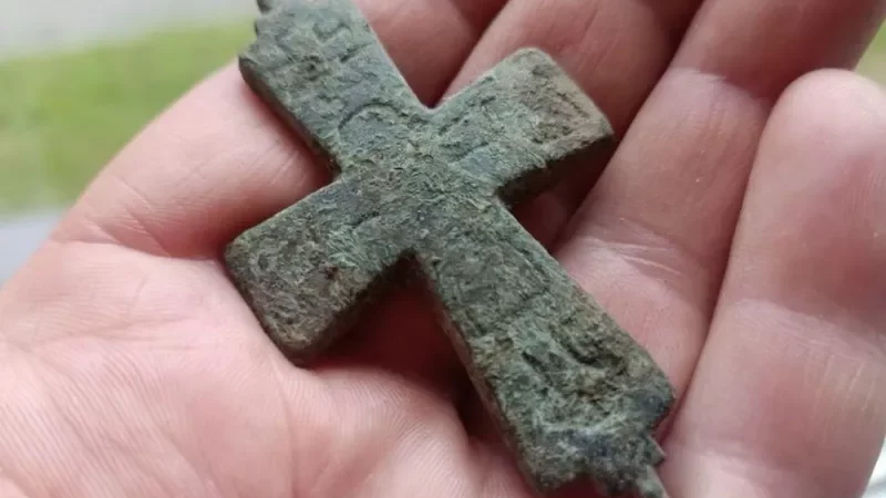 Cekricek.id - Relik Sakral Berbentuk Salib dari Abad Pertengahan Ditemukan di Polandia