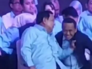 Cekricek.id - Kerah Jaket Ditarik, Apa yang Sebenarnya Dikatakan Prabowo ke Bahlil?