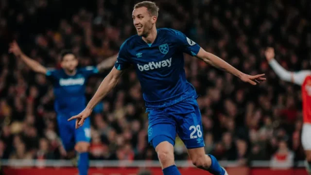 Cekricek.id - Polemik Gol West Ham vs Arsenal: Gary Neville Mengolok-olok Fans Arsenal