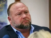 Cekricek.id - Akun X Alex Jones Dipulihkan Elon Musk Setelah 5 Tahun Banned