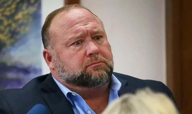 Cekricek.id - Akun X Alex Jones Dipulihkan Elon Musk Setelah 5 Tahun Banned