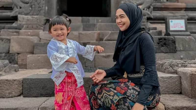 Cekricek.id - Perbedaan Jadwal Rawat Anak Bikin Rumah Tangga Ria Ricis dan Teuku Ryan Diambang Krisis?