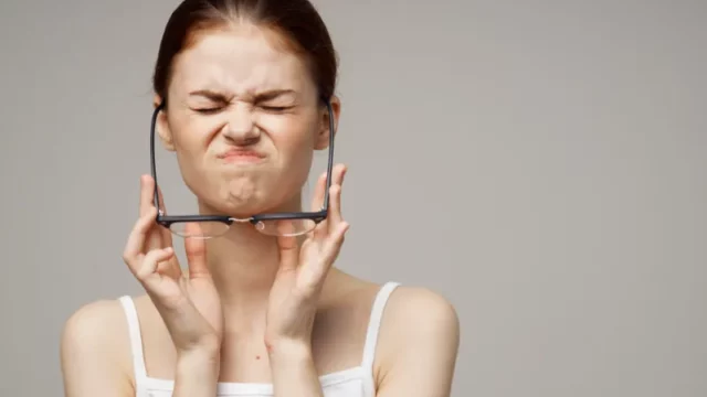 Cekricek.id - Memahami dan Mengatasi Floater Mata, Apakah Suplemen Bisa Jadi Solusi?