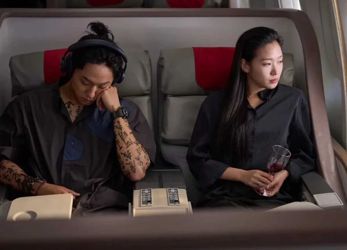 Lee Do Hyun Tampil Nyentrik Jadi Dukun di Film Horor 'Exhuma' 4 Lee Do Hyun Berperan Sebagai Dukun Bertato di Film Horor "Exhuma"