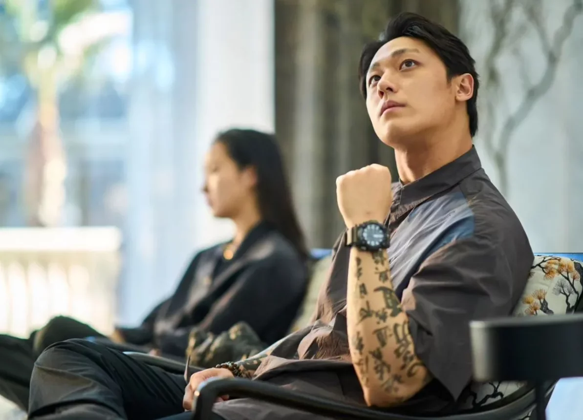 Lee Do Hyun Tampil Nyentrik Jadi Dukun di Film Horor 'Exhuma' 3 Lee Do Hyun Berperan Sebagai Dukun Bertato di Film Horor "Exhuma"