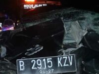Berita Riau Hari Ini: Tragis! Mobil XPander Tabrak Truk di Tol Pekanbaru-Dumai, Ibu dan Anak Tewas