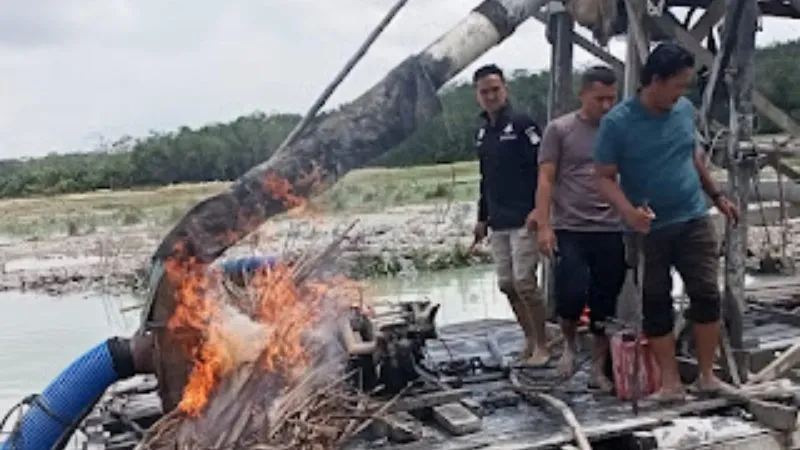 Berita Riau Hari Ini: Polisi Bakar 2 Rakit PETI di Kuansing, Tambang Emas Ilegal Terus Digebuk