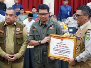 Berita Riau Hari Ini: BNPB sumbang 350 juta untuk mitigasi Banjir Riau. Bantuan ini diharapkan dapat membantu penanganan banjir di Riau.