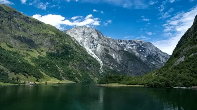 Keajaiban Fjord Norwegia: Pesona Alam yang Terukir oleh Sejarah Geologisnya