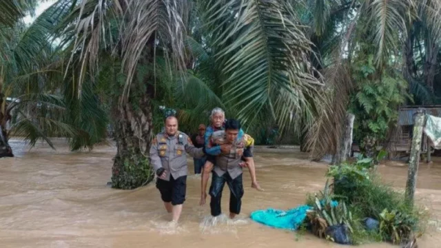 Berita Riau Hari Ini: Polisi Evakuasi 3 Lansia Terjebak Banjir di Kotalama Rokan Hulu