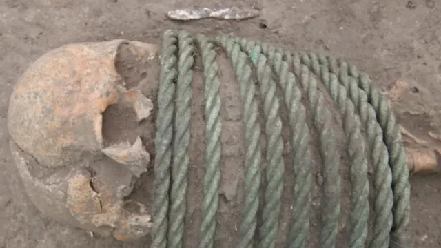 Penemuan Misterius Kuburan Massal Zaman Kegelapan di Ukraina: Kerangka Dililit Tali di Leher