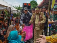 Berita Riau Hari Ini: Gubernur Riau Tinjau Banjir di Rokan Hilir, Serahkan Bantuan 10 Ton Beras dan 600 Paket Sembako