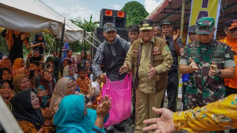 Berita Riau Hari Ini: Gubernur Riau Tinjau Banjir di Rokan Hilir, Serahkan Bantuan 10 Ton Beras dan 600 Paket Sembako